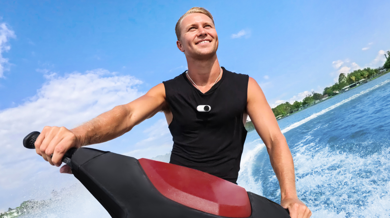 Retro-Kompaktkamera für dynamische Aufnahmen beim Jetski-Fahren